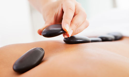Operatore di Stone Massage