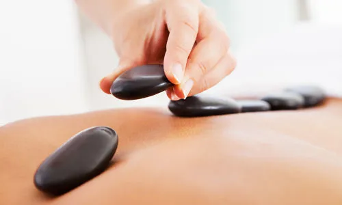 Operatore di Stone Massage